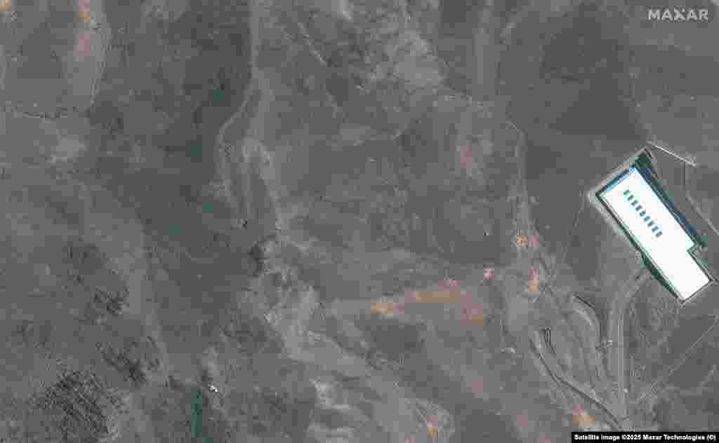 დარტყმების შემდეგ გადაღებულ ფოტოებზე ფორდოს კომპლექსის ქედზე კრატერები და ფერფლი ჩანს.