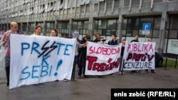 Novinari prosvjeduju ispred Općinskog suda u Zegrebu, 6. jul 2016.