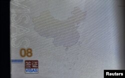 "Kada je reč o ilegalnim aktivnostima repatrijacije, očigledno je da većina tih ljudi ima kinesko državljanstvo, a žive u inostranstvu, ali nije ograničeno na to. Na primer, imamo švedskog državljanina, Gui Minhaija, koji je kidnapovan sa Tajlanda i vraćen u Kinu", navodi Harth (na fotografiji detalj iz kineskog pasoša)