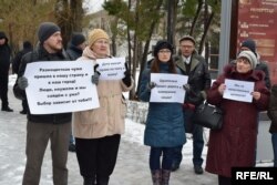 Митинг «за нравственные ценности» возле здания театра