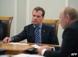 დმიტრი მედვედევი (მარცხნივ) და ვლადიმირ პუტინი. 2012 წლის 14 აგვისტო