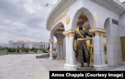 აშხაბადში მდებარე დამოუკიდებლობის მონუმენტის გარშემო ძველი თურქმენი მეომრებისა და ლიდერების 27 ქანდაკებაა განლაგებული.