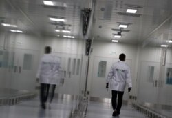 Kako ističe Stiven Morison, (Stephen Morrison), analitičar Centra za strateške i međunarodne studije (the Center for Strategic and International Studies), "ovo je planetarni problem i zahteva planetarno rešenje" (fotografija iz jedne od ruskih kompanija koje rade na razvoju vakcine)