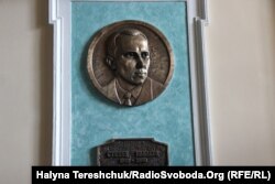 Барельєф провідника ОУН Степана Бандери у холі університету