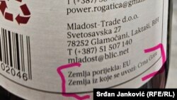 Etiketa koja pokazuje da zemlja porijekla Podgoričkog bijelog vina, nije Crna Gora