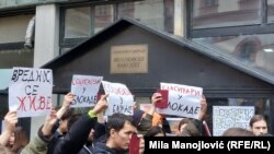 Studenti Filozofskog fakulteta u Beogradu ispred zgrade fakulteta sa podignutim indeksima i transparentima, 9. decembar 2024.