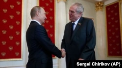 Встреча Владимира Путина и Милоша Земана, 9 мая 2015 года, Москва. Земан был одним из немногих европейских политиков, кто после аннексии Россией Крыма отправился на юбилейные празднования по случаю окончания Второй мировой войны