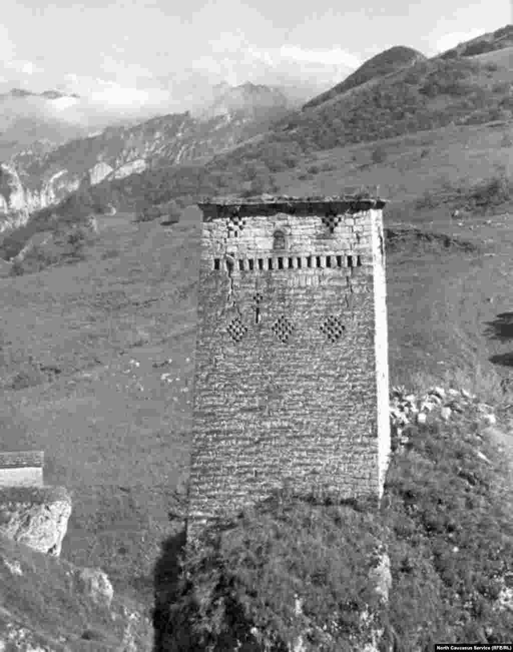  Башня Дисчи-Бов на горе Мизир-корт