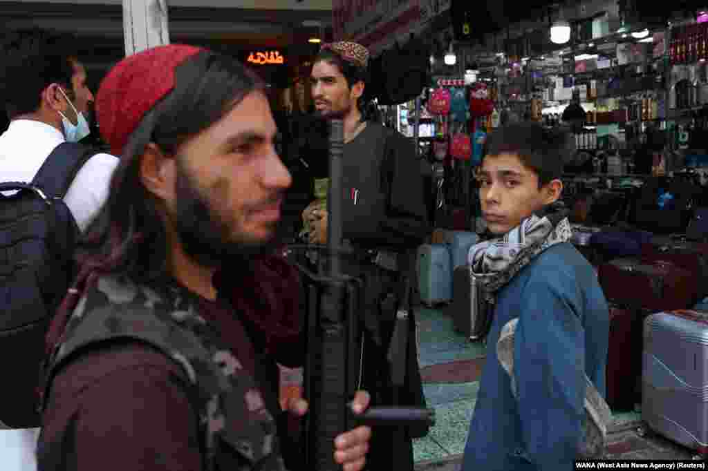 Talibanski borac patrolira tržnicom u Kabulu. (4. septembar)