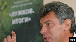 Борис Немцов сделал подарок Юрию Лужкову