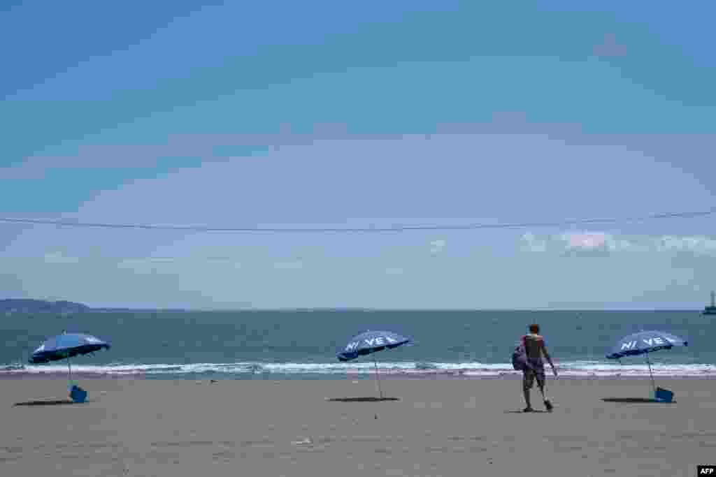 Muškarac na pustoj plaži nakon izdavanja upozorenja na cunami u Fudžisavi, prefektura Kanagava, Japan, 30. jula 2025.