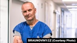 "Ako imate samo jedno ispitivanje, dobro je, ali nije dovoljno da bi se kazala zadnja riječ o bilo kojoj vrsti lijekova", kaže profesor Vladimir Cerny govoreći o efektima remdesivira u lečenju COVID-19, bolesti koju izaziva korona virus.