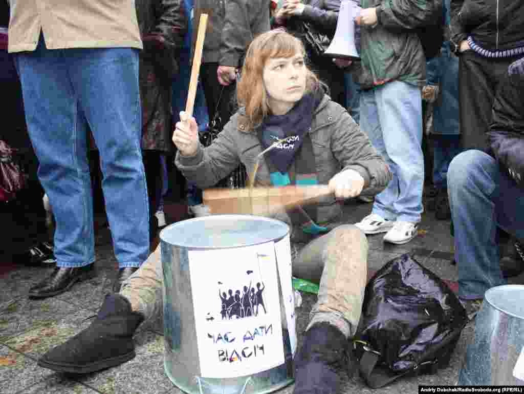 Близько 2 тисяч підприємців зібрались біля будинку Верховної Ради з вимогою не допустити ухвалення Податкового кодексу.