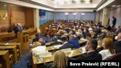 Jelena Pavićević, konsultantkinja za strateško komuniciranje ocjenjuje da crnogorski javni prostor u poslednje vrijeme obiluje nepromišljenim, nepristojnim, neprimjerenim i nejasnim izjavama, od strane velikog broja javnih ličnosti, a posebno političara.