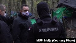 Ministar policije Srbije Aleksandar Vulin sa pripadnikom Žandarmerije u Šidu, u petak 13. novembra 2020. godine