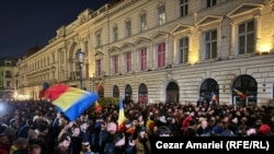 Pristalice Đorđeskua protestuju ispred zgrade Centralne izborne komisije u Bukureštu, Rumunija