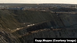 Заброшенная техника на одной из стенок карьера "Мир". Фото: Марина Сычева