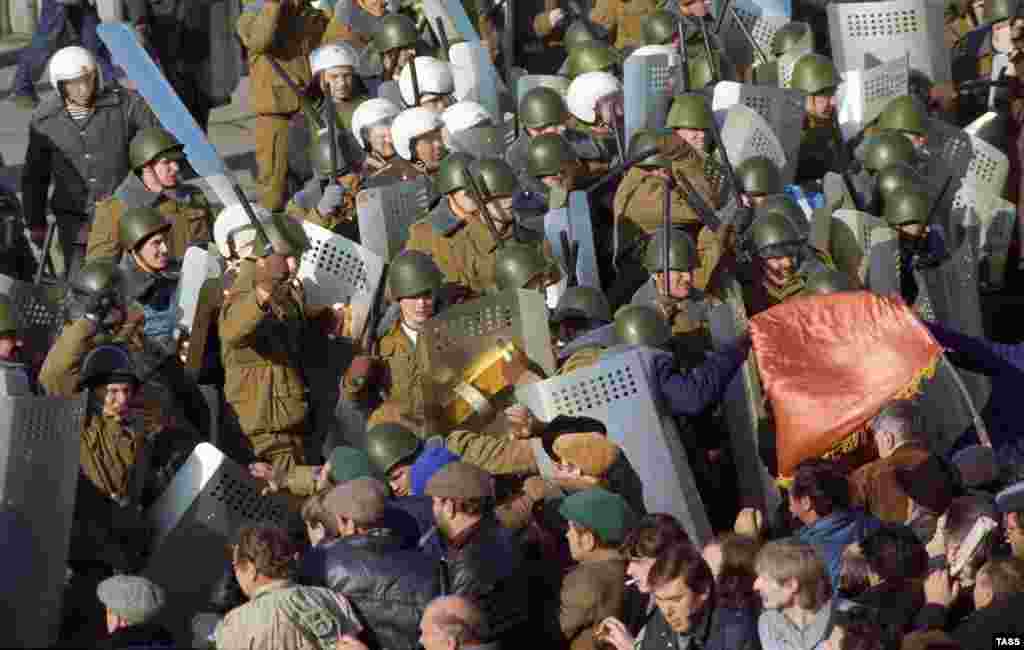 On October 3, thousands of pro-parliament demonstrators -- mostly communist supporters and nationalists -- clashed with riot police.