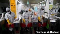 Radnici iz službe za dezinfekciju čiste metro stanicu u Seulu, glavnom gradu Južne Koreje, 28. februar 2020.