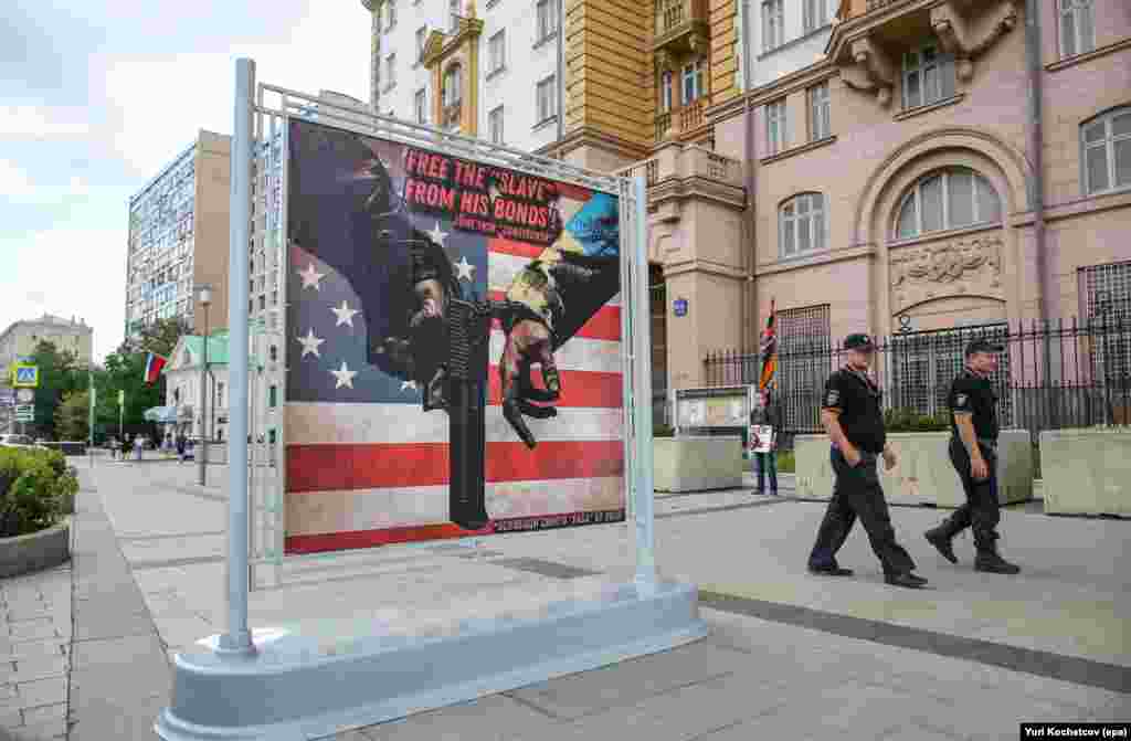 Россия, в свою очередь, троллила западные посольства. Это вывеска у посольства США в Москве в июне 2024 года.