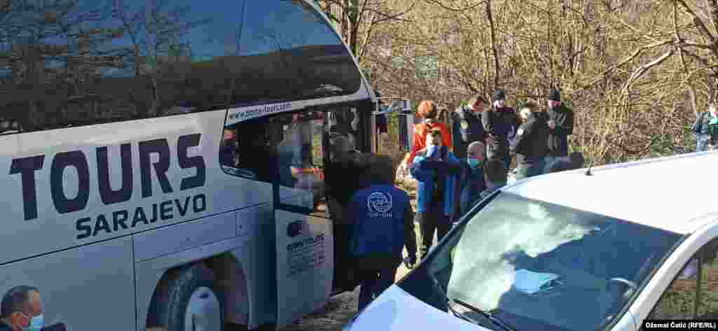 Autobus nakon ukrcavanja putnika koji sedmicama čekali rješenje za pitanje više od hiljadu ljudi smještenih u lošim uslovima nedaleko od grada Bihaća. 