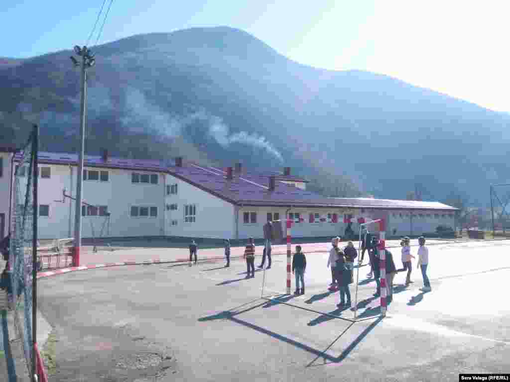 Igralište Osnovne škole 'Vuk Karadžić' u kojoj je organizovano gledanje slijetanja rovera na Mars