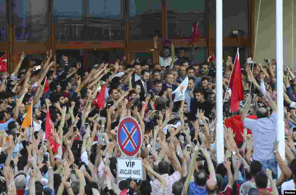 «Шанувальники» Ердогана в аеропорті 