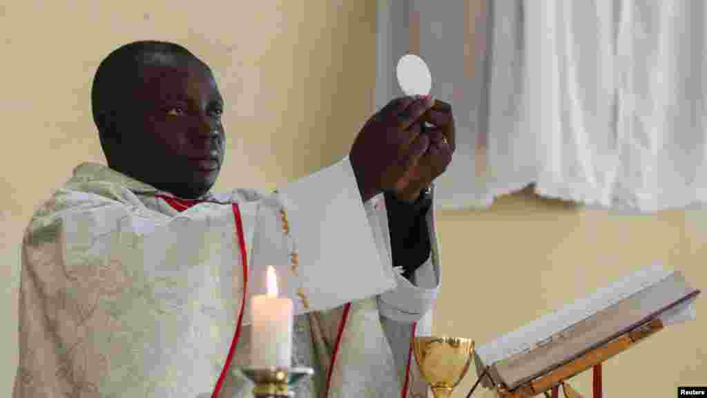 Katolički sveštenik vodi misu na crkvenoj službi nakon smrti pape Franje u Maronderi, istočno od glavnog grada Hararea, Zimbabve.