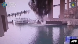 Кадр, на котором предположительно запечатлен взрыв Керченского моста в результате спецоперации, проведенной Службой безопасности Украины. Скриншот с видео СБУ от 3 июня 2025 года