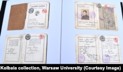 პასპორტს ვადა აქვს ხუთი წელი. შიგნით წერია: თმა - შავი, თვალები - შავი, სახე - გვრალი. საქართველოს ელჩი ბერლინში - ვლ. ახმეტელი