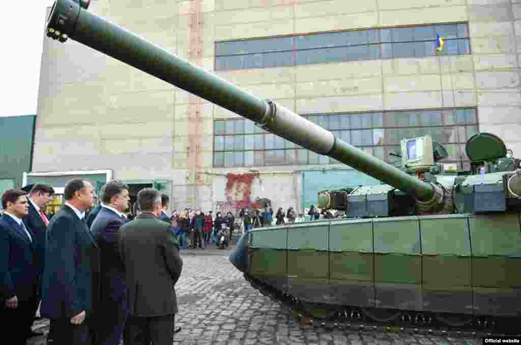 Президент України Петро Порошенко під час відвідання у Харкові державного підприємства «Завод імені В. О. Малишева», що виробляє сучасну бронетанкову техніку,   11 жовтня 2014 року