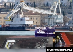 Сравнительный анализ фотографий плавучего крана в Южной бухте Севастополя. Графика Крым.Реалии