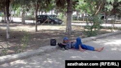 Поліція на південному сході Туркменистану затримує людей, які виглядають неохайно або носять старий одяг. Їх зупиняють на вулицях та звинувачують у тому, що вони – «жебраки» або «безхатьки». Очевидці розповіли Радіо Свобода, що поліція забирає їх із собою