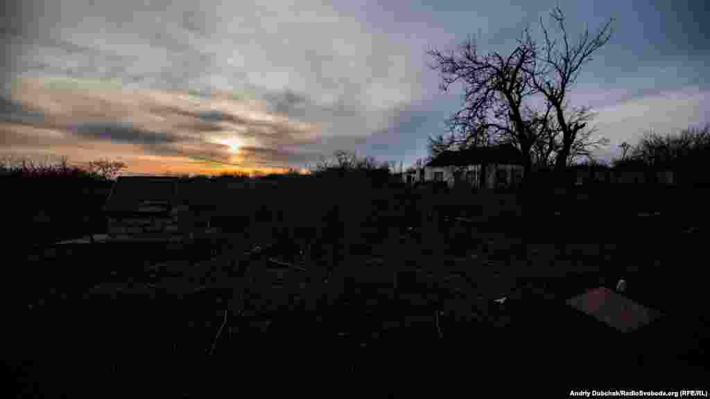 Солнце садится, наступает темнота. Все готовятся к активизации ночных позиционных боев