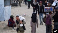 Palestinac nosi vreću s hranom koje je obezbijedila Humanitarna fondacija za Gazu, u Kan Junisu, na jugu Pojasa Gaze, 3. juna 2025.