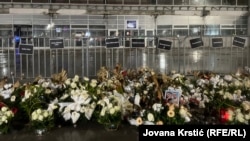 Цвеќе на Железничката станица во Нови Сад по повод одбележувањето на пет месеци од падот на настрешницата, на 1 април 2025 година.