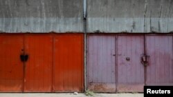 Ilustrativna fotografija - Vrata garaže ispred Bloka 23 u naselju Novi Beograd