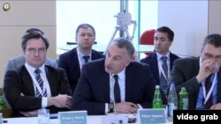 ვიქტორ ყიფიანი - "ჯეოქეისის" დამფუძნებელი და ხელმძღვანელი - შეკითხვას უსვამს ილჰამ ალიევს.