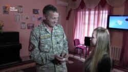 «Кіборг» знайшов дівчинку, чий малюнок оберігав його в бою (відео) «Кіборг» знайшов дівчинку, чий малюнок оберігав його в бою (відео)