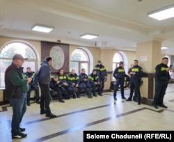 შინაგან საქმეთა სამინისტროს პოლიციელები სასამართლოში მოწმედ გამოძახებას ელოდებიან