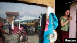 Procjene nevladinog sektora pokazuju da u BiH trenutno živi između 35.000 i 40.000 Roma, a prema posljednjem popisu stanovništva 2013. godina u Bosni i Hercegovini ih je bilo oko 12,5 hiljada.