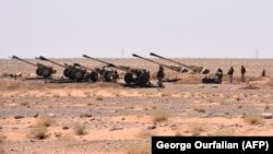 Сирийская артиллерия в деревне Хурайабишах на подступах к Дейр-эз-Зору