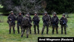 Vojnici njemačkih oružanih snaga Bundeswehr tijekom antiterorističke vježbe BWTEX (Baden-Wuerttembergische Terrorismusabwehr) 2019. na vojnom poligonu njemačkih oružanih snaga u blizini grada Stetten am kalten Markt, Njemačka, 19. listopada 2019.
