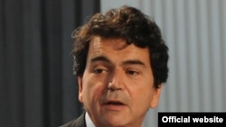 П’єр Леллуш в Ялті зачитує вітання від президента Франції (@ 2008 Yalta European Strategy (YES))