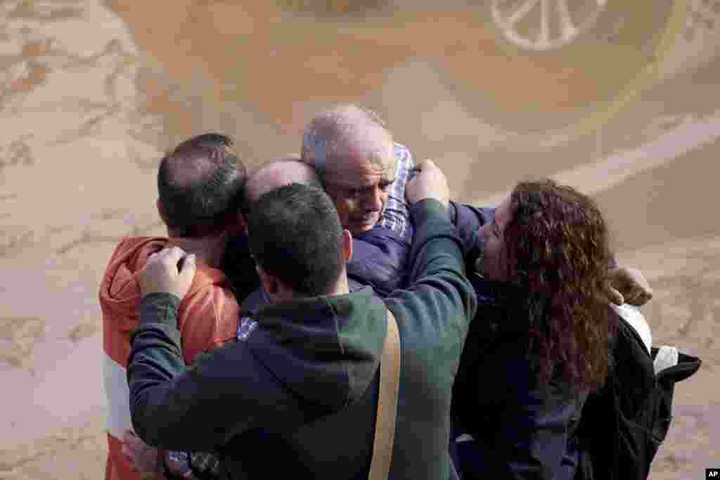 31 octombrie 2024 - Oameni din Valencia așteaptă vești despre rudele lor sinistrate. Localități întregi au fost distruse, iar operațiunile de căutare a persoanelor date dispărute încă sunt la început. Inundațiile au fost atât de mari încât autoritățile nu pot să comunice un număr exact al persoanelor dispărute. Estimările presei spaniole arată sute, poate chiar mii de dispăruți. Inundațiile au lovit și comunitățile de imigranți din Spania. Guvernul României a transmis joi dimineață că verifică dispariția a cel puțin 22 de români stabiliți în Spania. Numărul lor a crescut constant în ultimele ore.