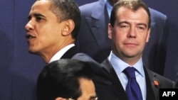 Великобританія - Президент США Барак Обама зі своїм російським і китайським колегами Дмитром Медведєвим і Ху Цзіньтао на саміті G-20 у Лондоні, 2 квітня 2009 р.