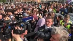 Журналиста "России 24" встречают криками "Позор!" Журналиста "России 24" встречают криками "Позор!"