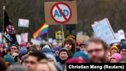 Protest protiv planova o migraciji lidera CDU-a Friedricha Merza u Berlinu 2. februara 2025.