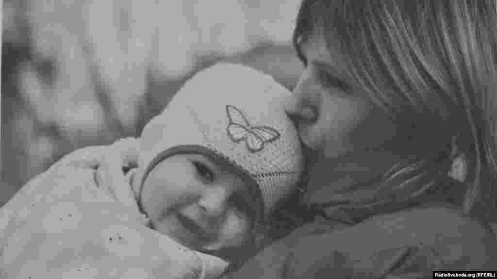 Аня з 2-річною донечкою (фото волонтерів)