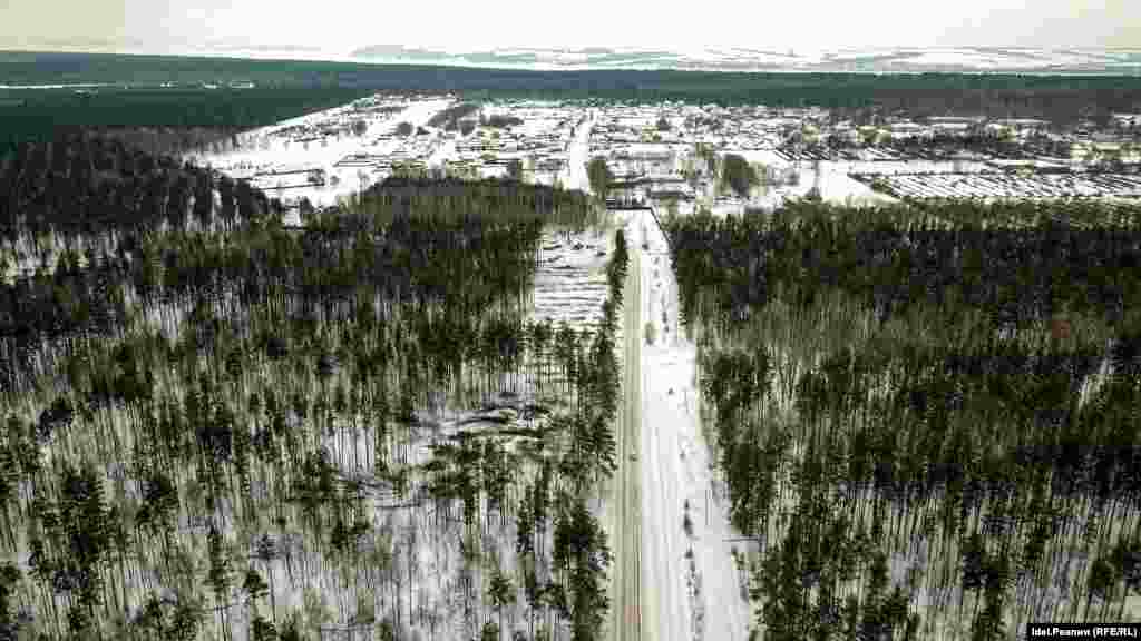 А это уже подъездная дорога к деревне Орёл со стороны Песчаных Ковалей. Слева от неё уже тоже ведётся вырубка леса. Масштабы, впрочем, пока впечатляют не столь сильно. 